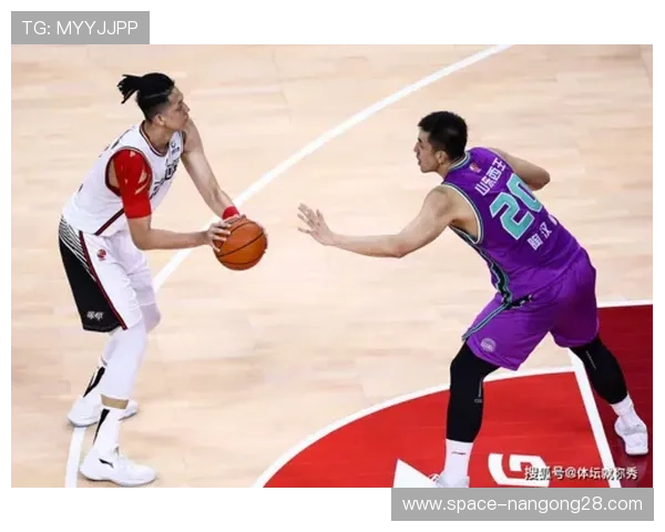 老将塞瓦略斯遭暴力犯规后坚持比赛，展现硬汉作风