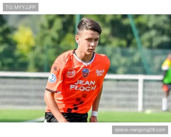 特写：洛里昂队长勒费埃在球队确定保级后激动落泪